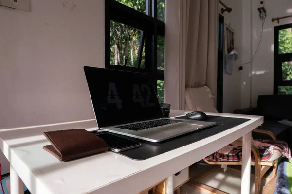 Prywatny Laptop Białym Dest Przytulnym Pokoju Technologii Komunikacji Makiety Tła — Zdjęcie stockowe