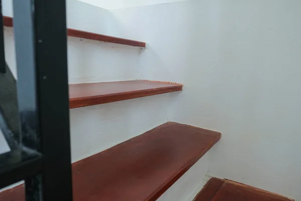 木製の家茶色の階段のインテリアデザイン居心地の良い部屋を構築 — ストック写真