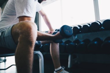 Spor salonundaki dambılı kaldıran akıllı sporcu sağlıklı bir yaşam tarzı.