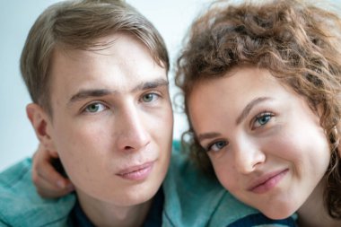 Beyaz yatakta uyuyan sevimli çift. Sabah sahnesi. Mutlu balayı.