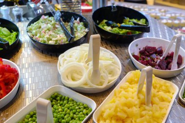 Renkli çeşitli salata sebzeleri ve mezeler süpermarketteki salata barında.