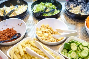 Renkli çeşitli salata sebzeleri ve mezeler süpermarketteki salata barında.