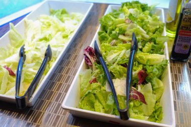 Renkli çeşitli salata sebzeleri ve mezeler süpermarketteki salata barında.