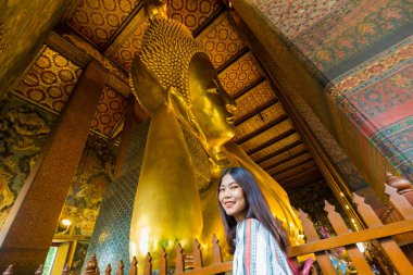 Asyalı sırt çantalı kadın Bangkok Tayland 'da altın Buda manzarasıyla seyahat ediyor.