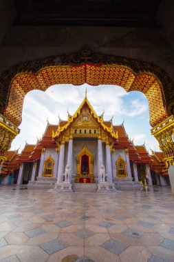 Güzel mermer Budist tapınağı Bangkok Tayland 'da mavi gökyüzü bulutu manzarasına karşı