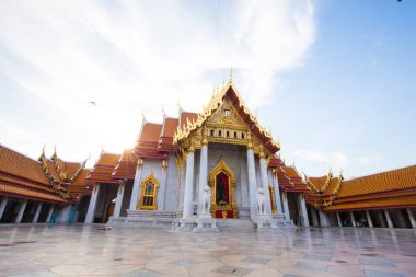Güzel mermer Budist tapınağı Bangkok Tayland 'da mavi gökyüzü bulutu manzarasına karşı