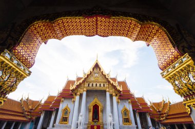 Güzel mermer Budist tapınağı Bangkok Tayland 'da mavi gökyüzü bulutu manzarasına karşı