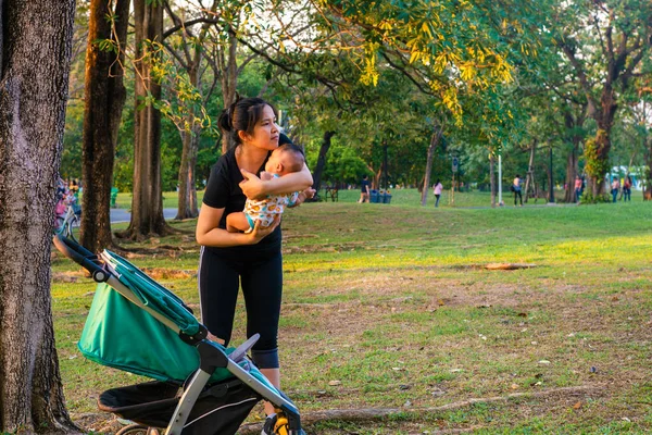 Азиатская Мама Использует Коляску Ребенок Отдыха Открытом Общественном Парке Счастливый — стоковое фото