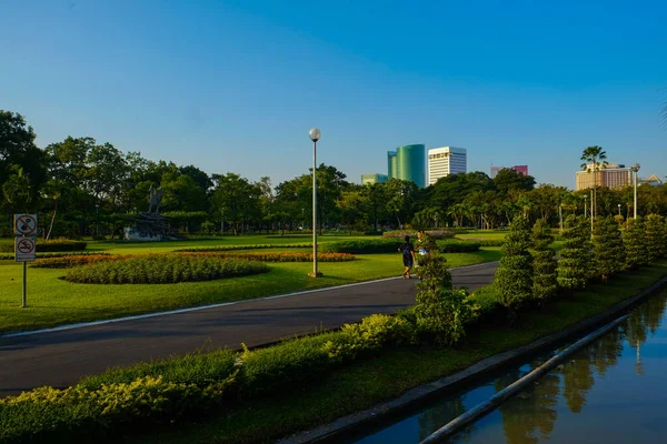 Verde Parque Cidade Com Árvore Construção Céu Nuvem Bangkok Tailândia — Fotografia de Stock
