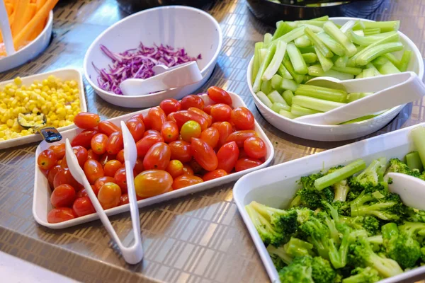 Kleurrijke Diverse Salade Groente Met Voorgerecht Salade Bar Supermarkt — Stockfoto