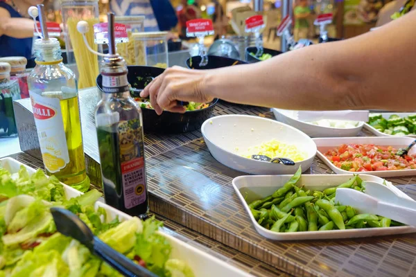 Vária Verdura Salada Colorida Com Aperitivo Barra Salada Supermercado — Fotografia de Stock