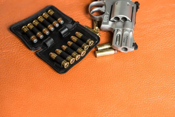 Pistol Revolver Magnum Dengan Peluru Pada Latar Belakang Kulit Pertahanan — Stok Foto