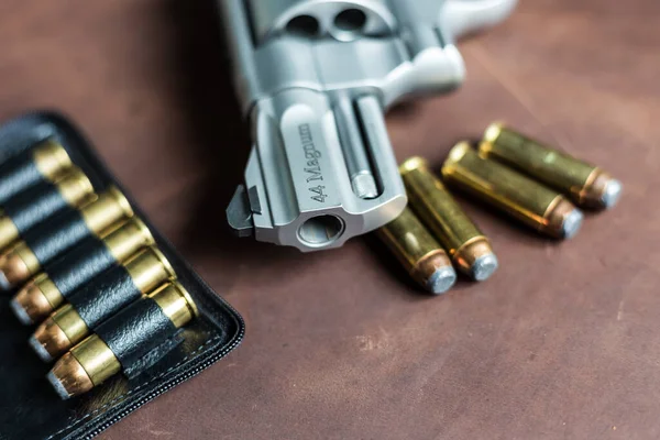 Magnum Revolver Gun Bullet Leather Background Personal Defence — Φωτογραφία Αρχείου