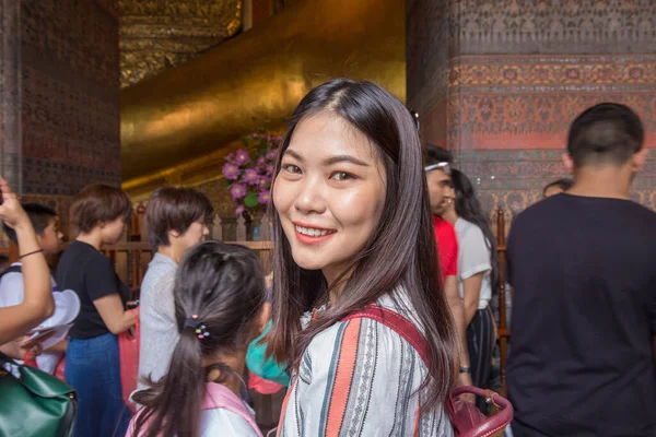 Asijský Batoh Žena Cestování Ležící Zlatý Buddha Památky Bangkok Thajsku — Stock fotografie