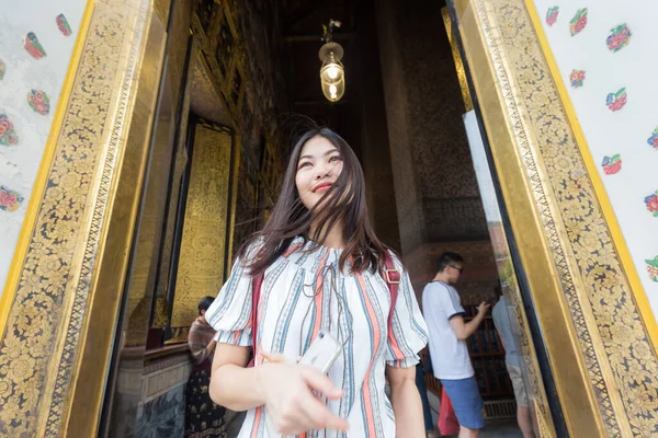 Mochila Asiática Mulher Viajar Reclinável Dourado Buddha Passeios Bangkok Tailândia — Fotografia de Stock