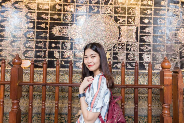 Азиатская Женщина Рюкзаке Путешествовать Лежа Золотой Будды Осмотр Достопримечательностей Бангкоке — стоковое фото