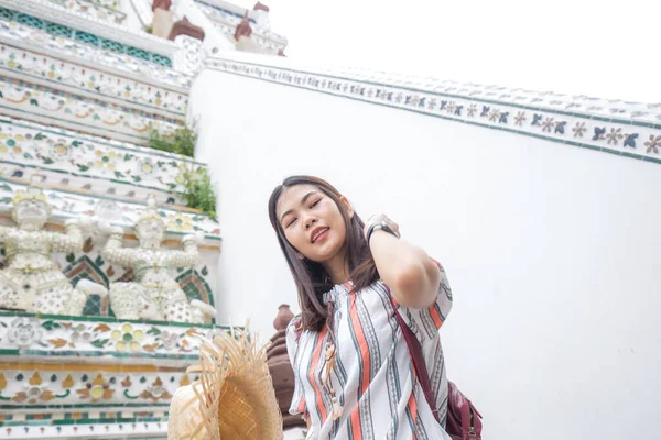 Asian Woman Travel Buddha Temple Backpacke Tourist Bangkok Thailand — Foto Stock