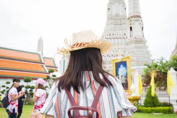 Asian Woman Travel Buddha Temple Backpacke Tourist Bangkok Thailand — Stockfoto