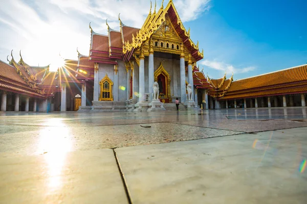 Vakkert Marmorbuddhistisk Tempel Mot Blå Sky Sightseeing Bangkok Thailand – stockfoto
