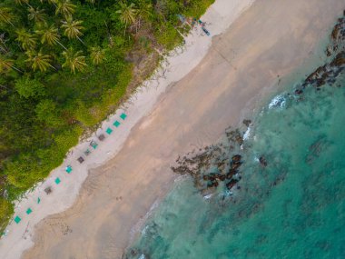 Tropikal deniz beyaz kumlu kumsal havadan manzaralı yaz manzaralı arka plan.