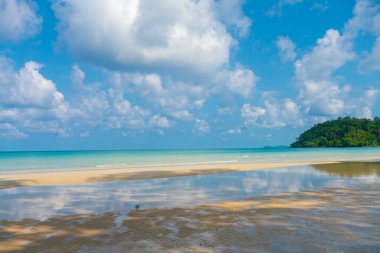 Güzel deniz sahili dalgaları beyaz kumsal mavi gökyüzü Koh Kut Tayland bulutu