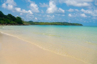 Güzel deniz sahili dalgaları beyaz kumsal mavi gökyüzü Koh Kut Tayland bulutu