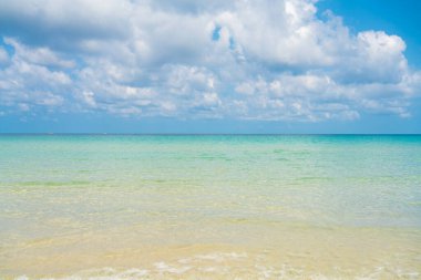 Güzel deniz sahili dalgaları beyaz kumsal mavi gökyüzü Koh Kut Tayland bulutu