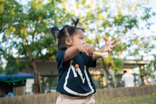 Όμορφη Ασιατική Κοριτσάκι Παίζει Στο Πράσινο Γρασίδι Στο Πάρκο Της — Φωτογραφία Αρχείου