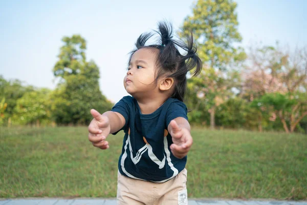 Vacker Asiatisk Småbarn Flicka Spelar Grönt Gräs Stadsparken Morgon Soluppgång — Stockfoto