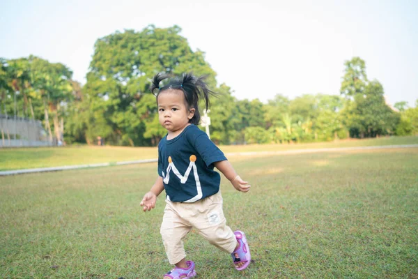 Όμορφη Ασιατική Κοριτσάκι Παίζει Στο Πράσινο Γρασίδι Στο Πάρκο Της — Φωτογραφία Αρχείου