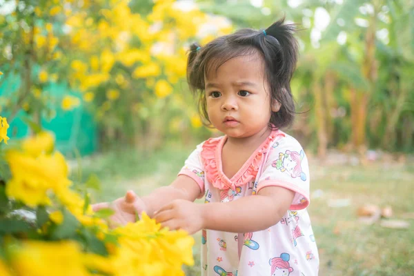 Güzel Asyalı Küçük Kız Şehir Parkında Yeşil Çimlerde Oynuyor Gün — Stok fotoğraf