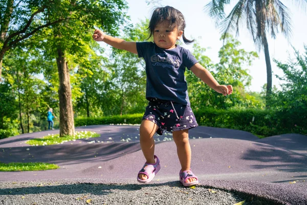 Porträtt Glad Asiatisk Småbarn Flicka Promenader Staden Offentliga Träd Park — Stockfoto