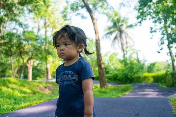 Retrato Feliz Asiático Niño Niña Caminando Ciudad Público Árbol Parque —  Fotos de Stock