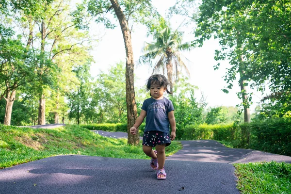 Retrato Feliz Asiático Niño Niña Caminando Ciudad Público Árbol Parque — Foto de Stock