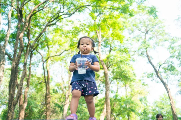 Πορτρέτο Της Ευτυχούς Ασιατικής Κοριτσάκι Πόδια Στο Δημόσιο Πάρκο Δέντρο — Φωτογραφία Αρχείου