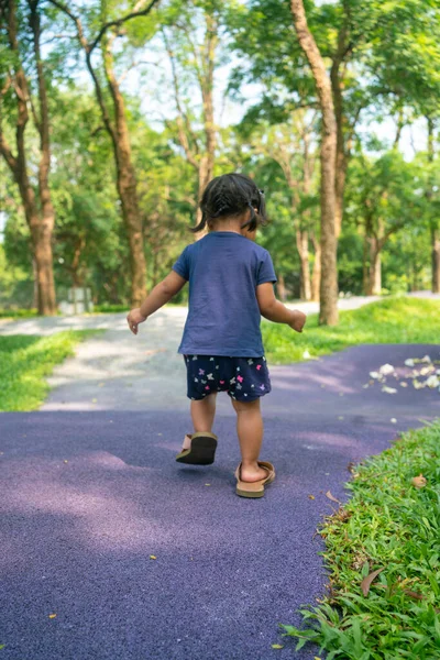 Porträtt Glad Asiatisk Småbarn Flicka Promenader Staden Offentliga Träd Park — Stockfoto