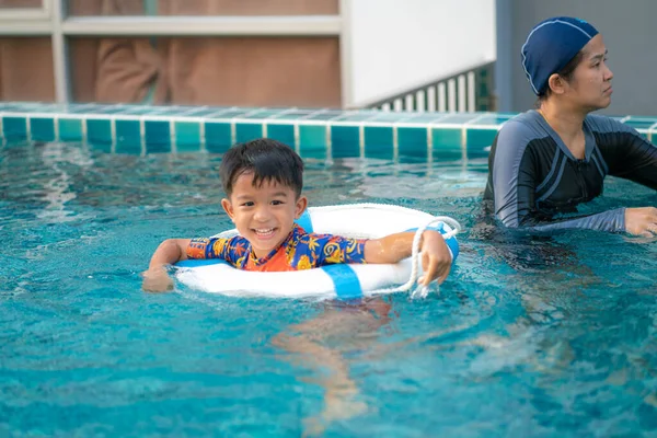 Glad Asiatisk Dagis Pojke Simma Condominium Pool Med Mamma Utomhus — Stockfoto