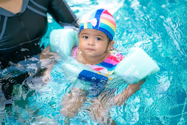 Cute Baby Girl Korzystających Pływania Mamą Basenie Aktywności Świeżym Powietrzu — Zdjęcie stockowe
