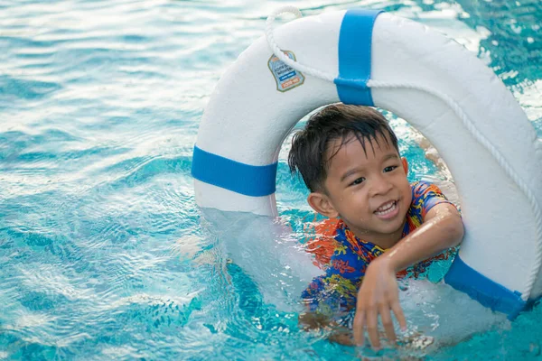 Szczęśliwy Azji Przedszkole Chłopiec Pływanie Kondominium Basen Mama Odkryty Aktywność — Zdjęcie stockowe