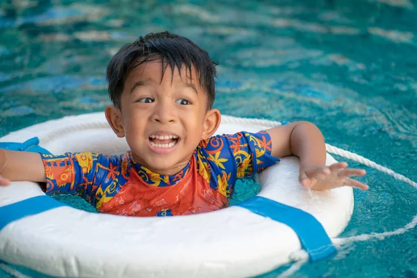 Szczęśliwy Azji Przedszkole Chłopiec Pływanie Kondominium Basen Mama Odkryty Aktywność — Zdjęcie stockowe