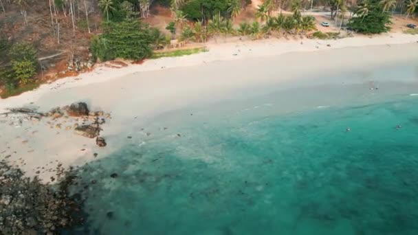 Imágenes Aéreas Hermosa Orilla Del Mar Isla Tropical — Vídeo de stock