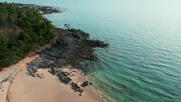 热带岛屿美丽海岸的航拍 视频剪辑