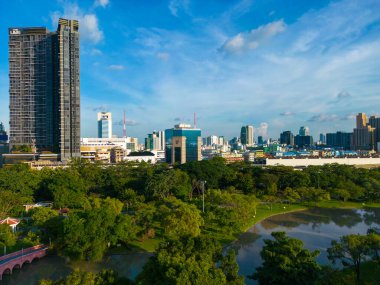 Hava manzaralı şehir parkı mavi gökyüzü akşam üstü Chatuchak parkı Bangkok Tayland