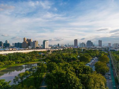 Bangkok Tayland binası ile Chatuchak halk parkındaki yeşil ağaç parkı.