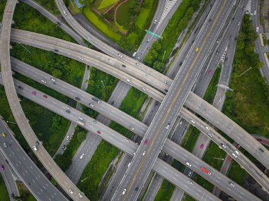 Yeşil Ağaç Ormanı Park Taşımacılık Endüstrisi ile Hava Manzaralı Şehir Taşımacılık Yolu