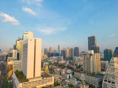Bangkok Tayland 'ın Satorn semtinin ulaşım yolu ile dolu hava manzaralı ofisi.