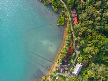 Deniz dalgası adası tropikal yağmur ormanları dağ manzarası hava manzarası