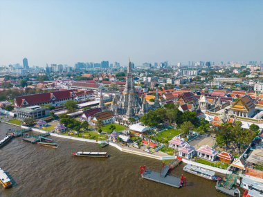Hava manzaralı Wat Arun Budist tapınağı güneşli bir gün şehir turu Bangkok Tayland 'da.