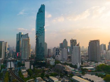 Bangkok Tayland 'ın Satorn semtinin ulaşım yolu ile dolu hava manzaralı ofisi.