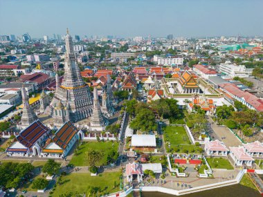 Hava manzaralı Wat Arun Budist tapınağı güneşli bir gün şehir turu Bangkok Tayland 'da.